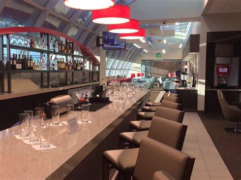 Lounge Review: Wingtips Lounge – STL – LoungeReview.com.